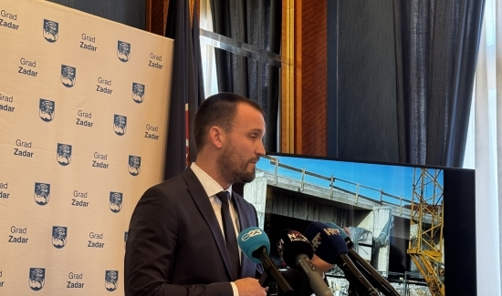 UZ KREDIT OD 12,2 MILIJUNA EURA Gradonačelnik Šime Erlić najavio niz odluka kojima Grad Zadar nastavlja ulaganja u mlade, prostor i obrazovanje.