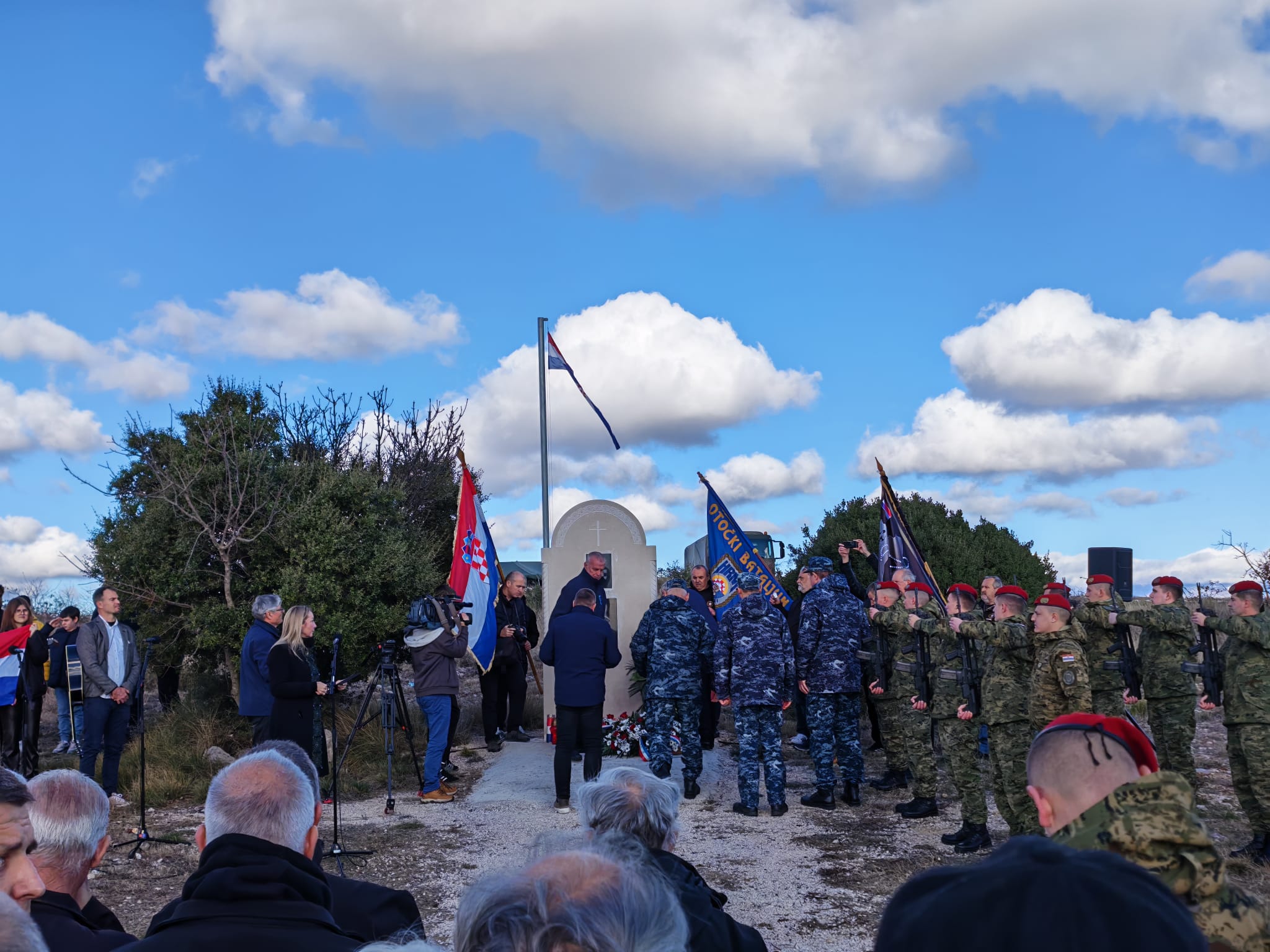 Odana počast poginulim braniteljima na Ražovljevoj glavici povodom 33. obljetnice VRO Maslenica