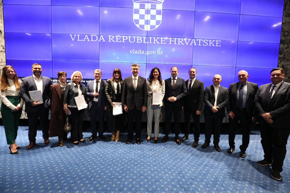 VELIKI DAN ZA VIRSKO ŠKOLSTVO U Zagrebu potpisan ugovor o dodjeli bespovratnih 3,5 milijuna eura za novu školu u Viru