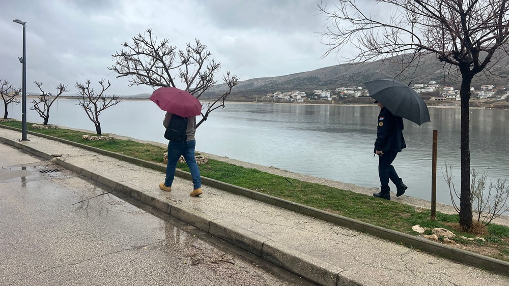VELIKE PLIME Nadležne službe održale sastanak i obišle teren nakon poplava u Pagu