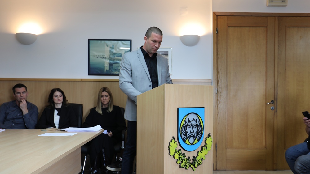 NAČELNIK OPĆINE VIR   Umirovljenicima, socijalnim kategorijama i mladim obiteljima s djecom maksimalno izlazimo ususret