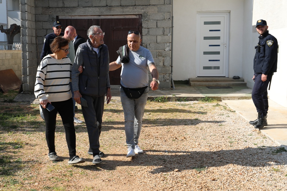 SLUČAJ PROVEDBE OVRHE NAD NEKRETNINOM  Dvoje bolesnih staraca u Viru završilo na ulici, deložirani su iz kuće koju su kupili još prije 37 godina u lučici. Je li tako moralo završiti?!