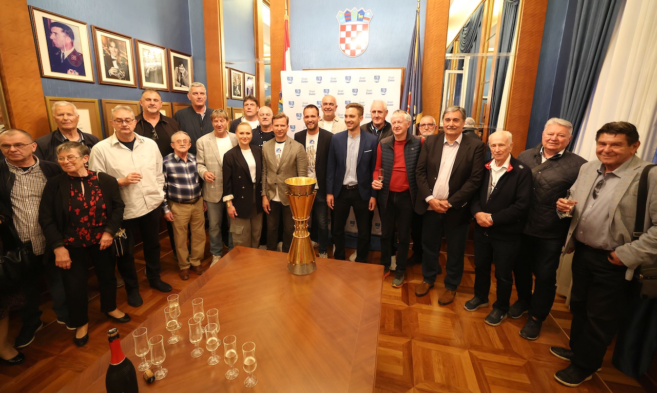 ZADAR SLAVIO KOŠARKU I EMOCIJU Tisuće građana na Narodnom trgu za 81. rođendan kluba i 40 godina povijesne pobjede