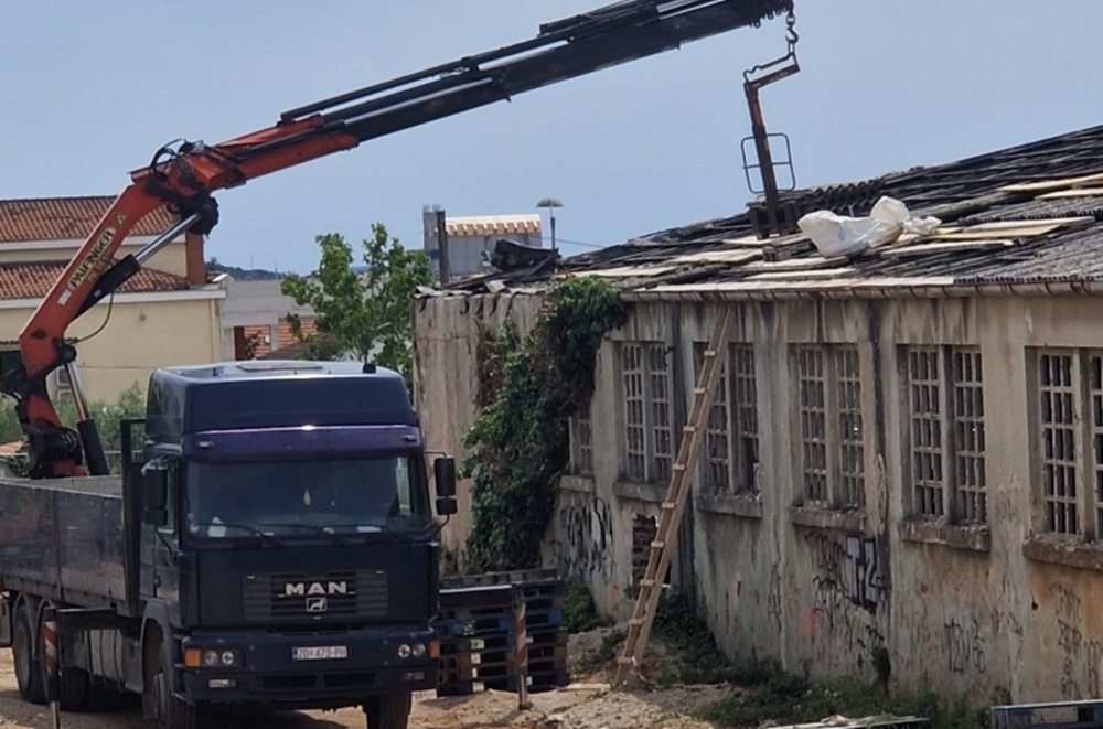 Započelo uklanjanje azbestnih ploča s objekta buduće OŠ Crvene kuće