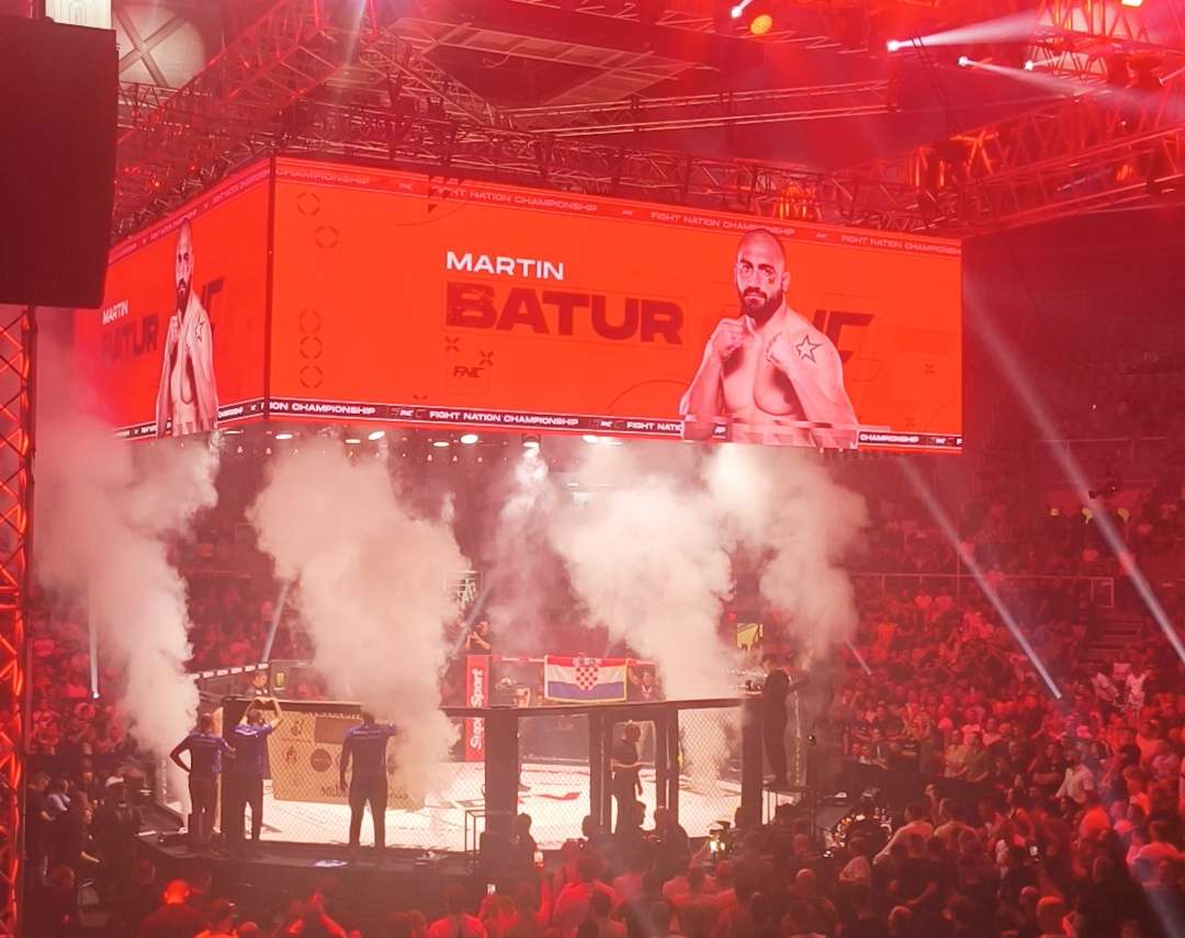 BATUR NOKAUTOM ZAPALIO VIŠNJIK! Zadarski teškaš srušio neporaženog Stamatovića u glavnoj borbi večeri