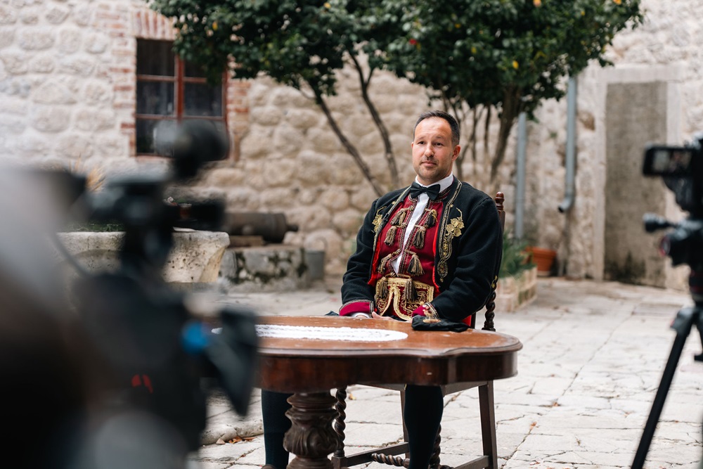 "DOBROTSKA ČIPKA I TORTA, BAŠTINA KOJA POVEZUJE" Premijera filma koji čuva baštinu bokeljskih Hrvata premijerno u Kneževoj palači