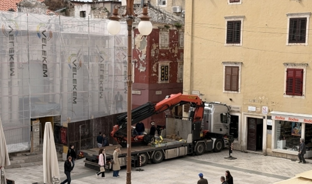 Započelo postavljanje zaštitne mreže na fasadu opožarene zgrade u Ulici Mihe Klaića