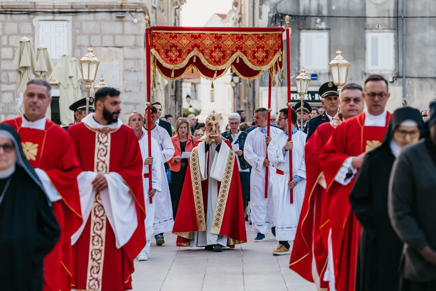 Procesija Svetog Trna Isusova okupila brojne uzvanike, vjernike i građane u Pagu